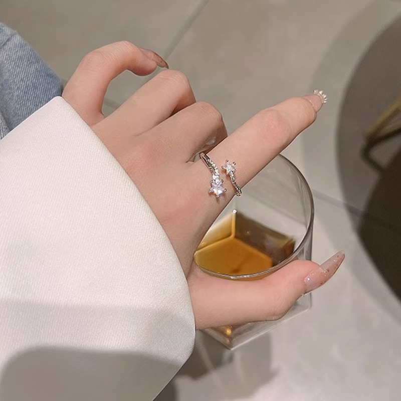 The micro-inlaid zircon star open ring is a niche design for women, exuding a sense of high-end luxury and trendy food rings. It's an extremely elegant jewelry accessory full figure
