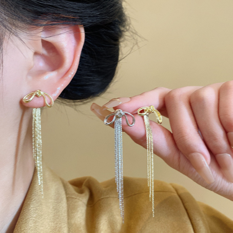 The light luxury bow tassel earrings exude a feminine charm and a high-end feel. The ear studs are unique and long. One piece, two pairs. Trendy earrings details Picture
