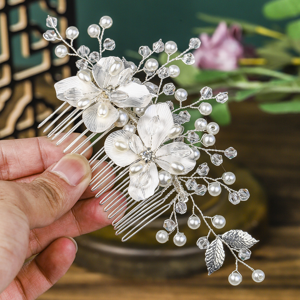 New Chinese-style retro bridal hair accessory, high-end alloy floral hand-inserted comb, photography photo coil, pearl hair comb Specification drawing