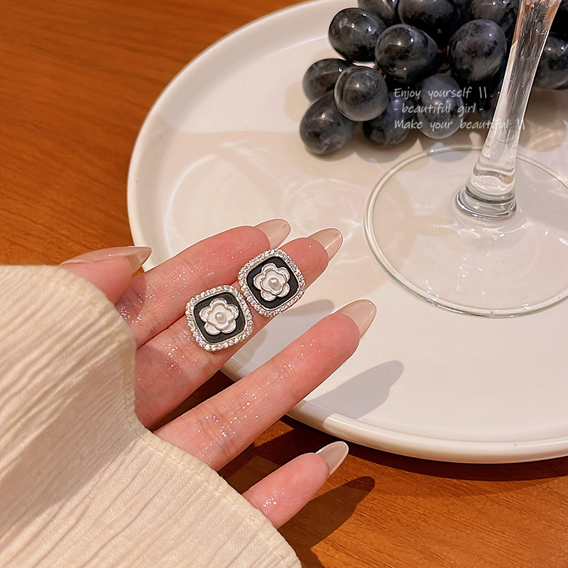 S925 Silver Needle French retro pearl flower stud earrings, women's light luxury high-end design sense, versatile and popular online celebrity earrings wholesale full figure