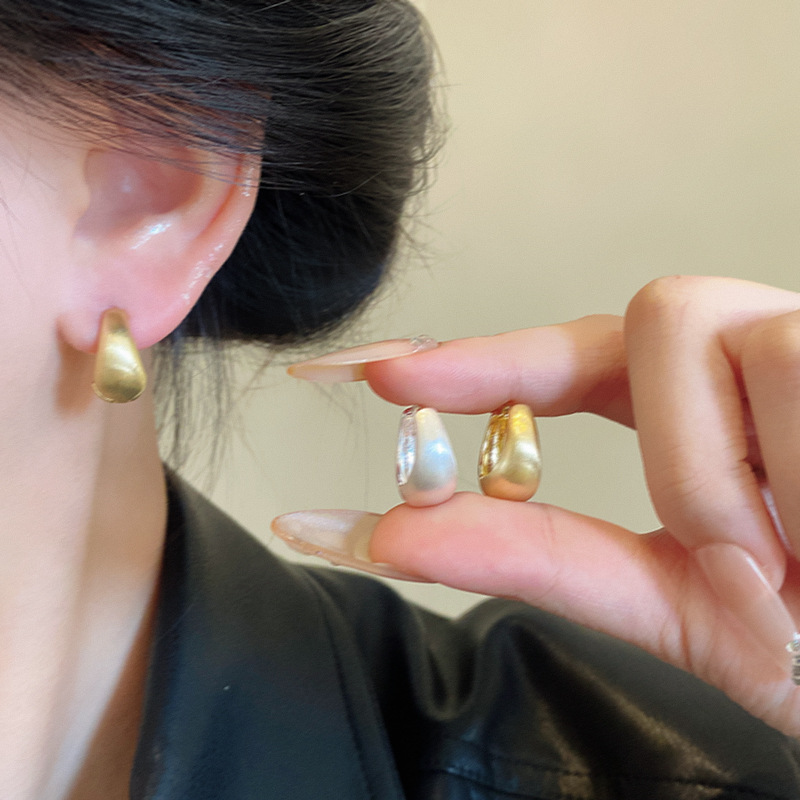 European and American high-end metal brushed ring earrings, feminine cold style, versatile ear buckles, individual and simple, internet-famous earrings details Picture