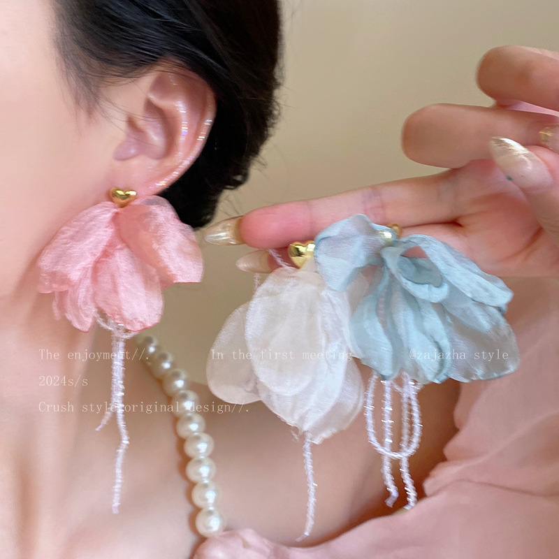 Mint Mambo flower tassel earrings for women's early spring 2025 new bestsellers, a design sense resort-style earrings full figure