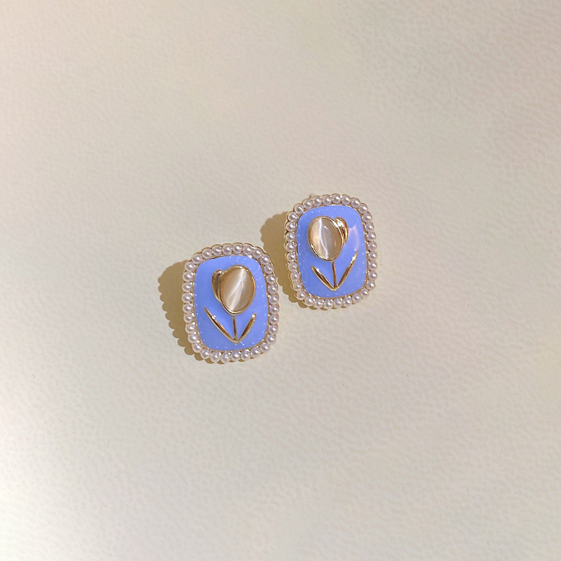 S925 Silver Needle Tulip Flower Pearl Earrings, a niche design for women, fashionable and fresh, elegant stud earrings Application Scenario