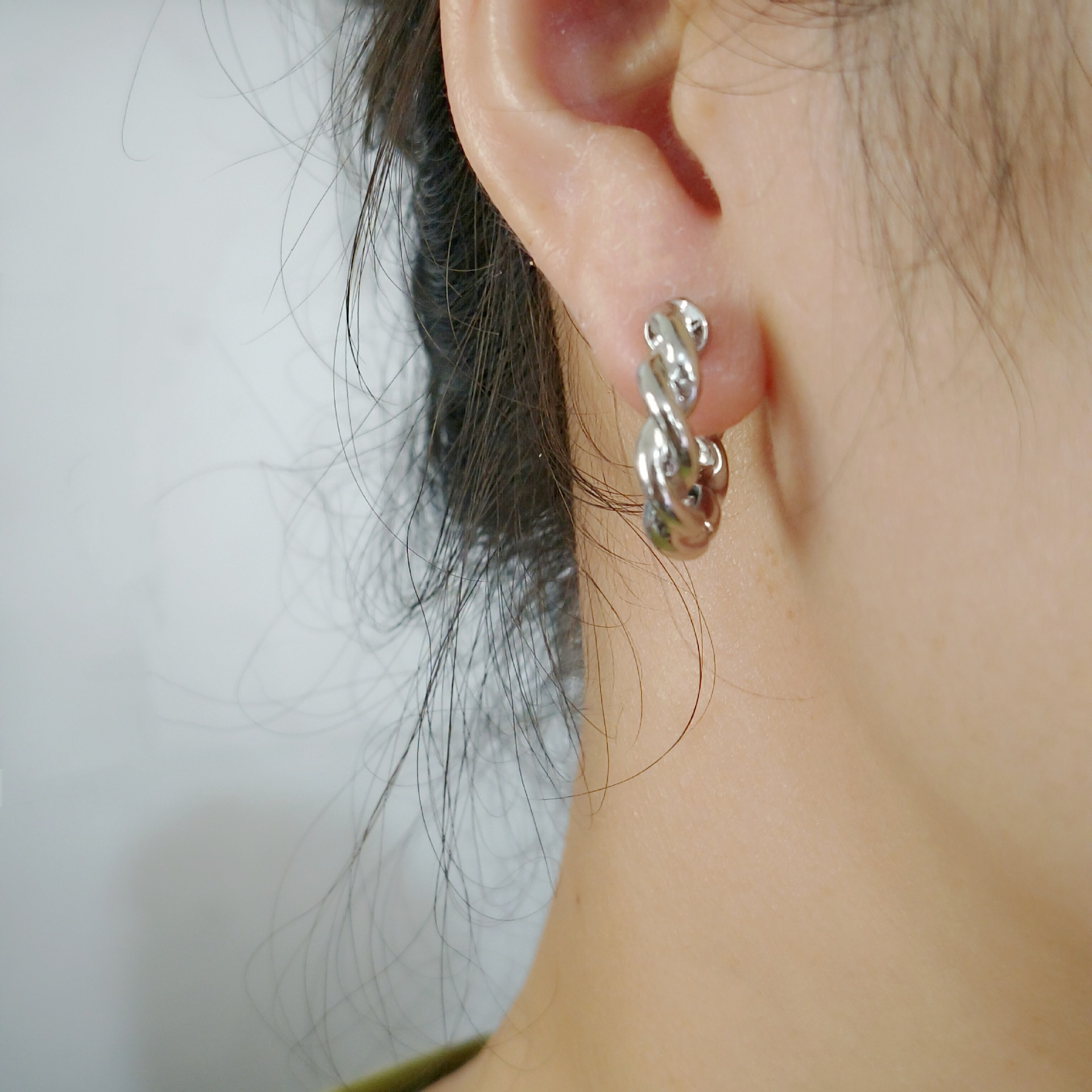 Korean-style golden hoop earrings for women, elegant and high-end style, 925 silver needle, niche twisted ear ring earrings details Picture
