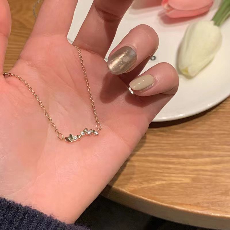 A row of heart-shaped zircon necklaces for women in summer, with a unique and ethereal collarbone chain feel, exuding a unique and elegant charm Application Scenario