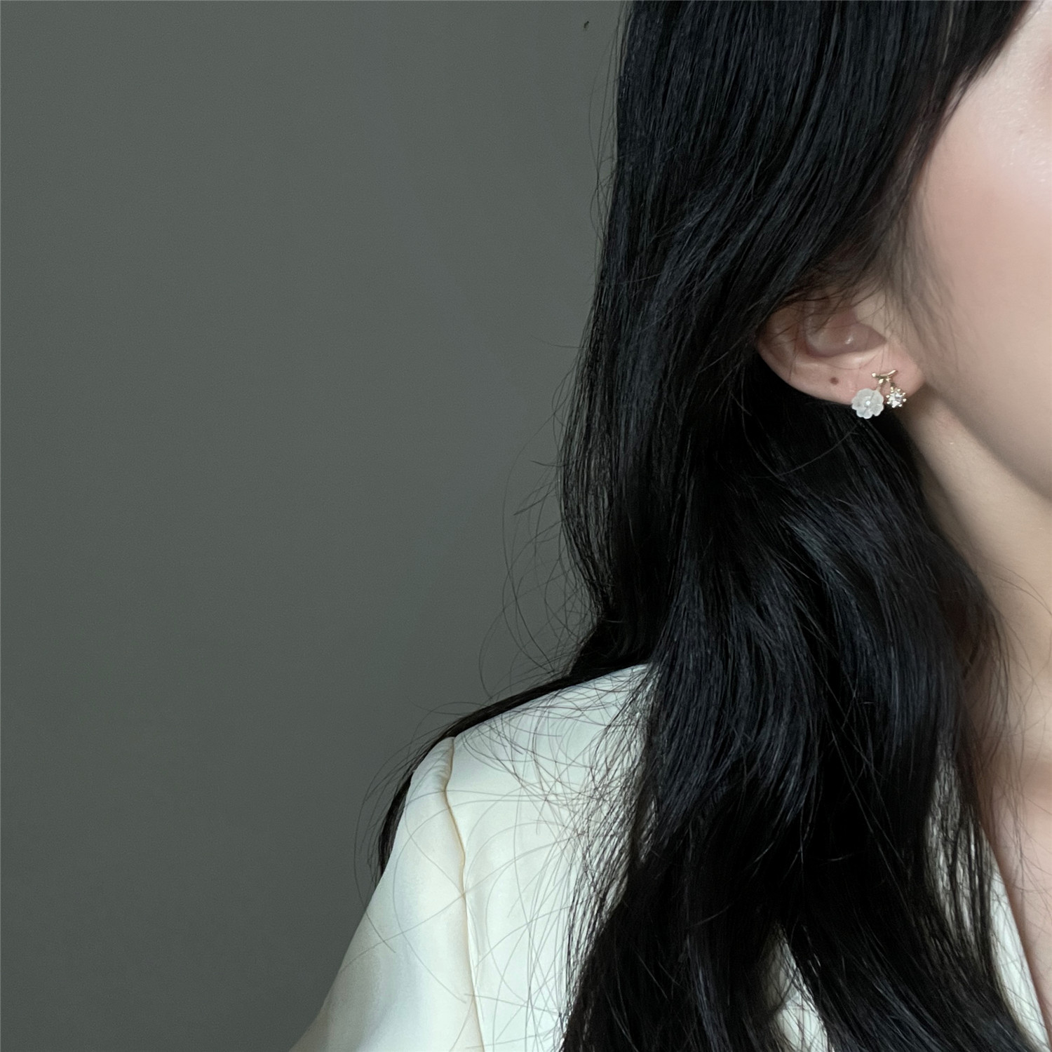 Sweet water diamond flower earrings from Japan and South Korea, a new trendy and light luxury stud earrings for women in 2025, a niche summer design for women details Picture