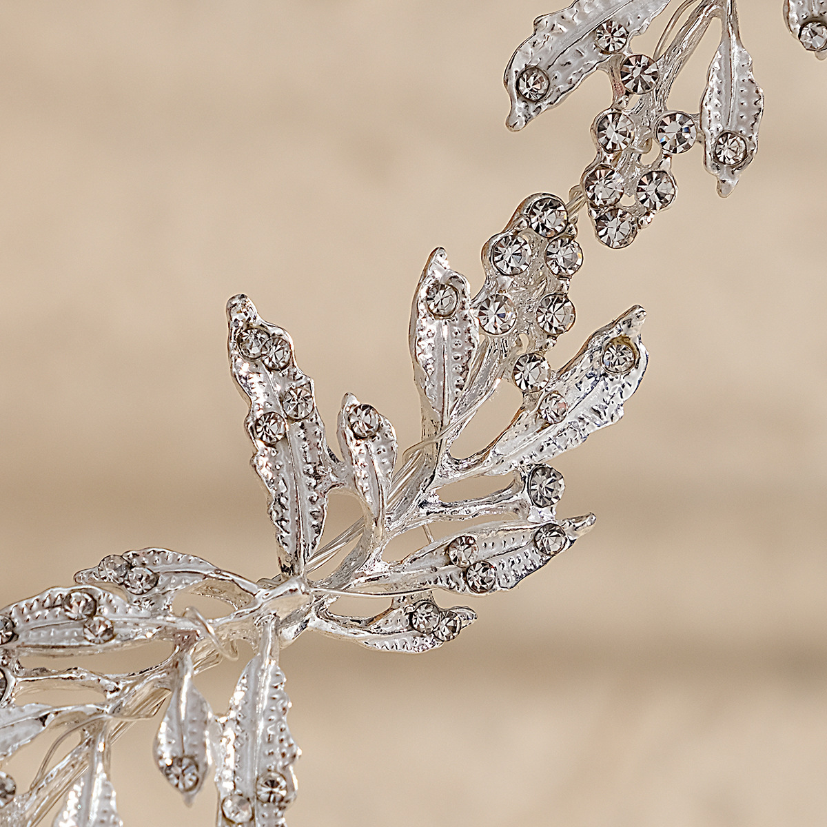 New European and American bridal headwear: simple alloy leaf hair bands, rhinestone hair bands, wedding dress accessories, updo hair bands Application Scenario