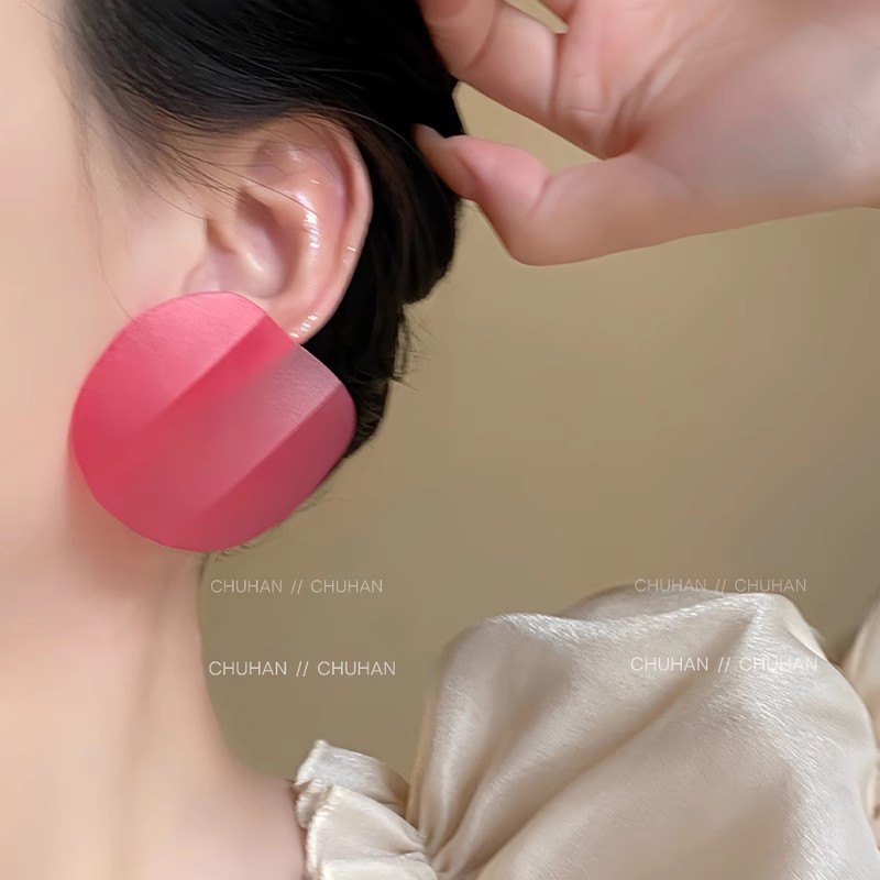 Wholesale of trendy shrimp chip earrings, women's niche design exaggerated stud earrings, 2025 new style fashionable and individual earrings Application Scenario