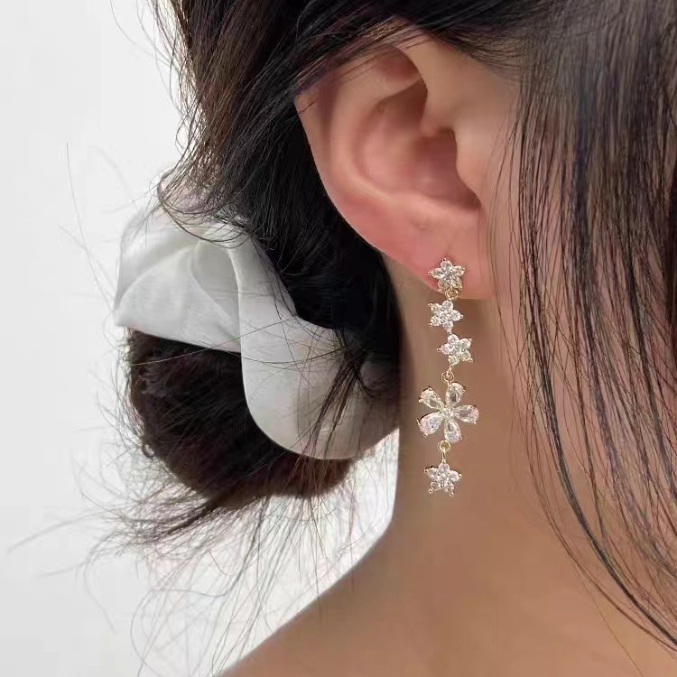 Light luxury high-end diamond zircon flower stud earrings for women, trendy, exquisite, fashionable and versatile, with a unique and elegant design details Picture