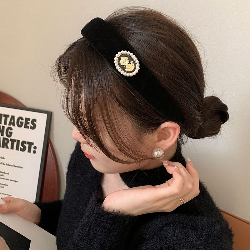 Retro black velvet hair band and hair accessory, high top hair band for washing face, spring and summer mid-style wide-edge pressure hair band, hair clip Application Scenario