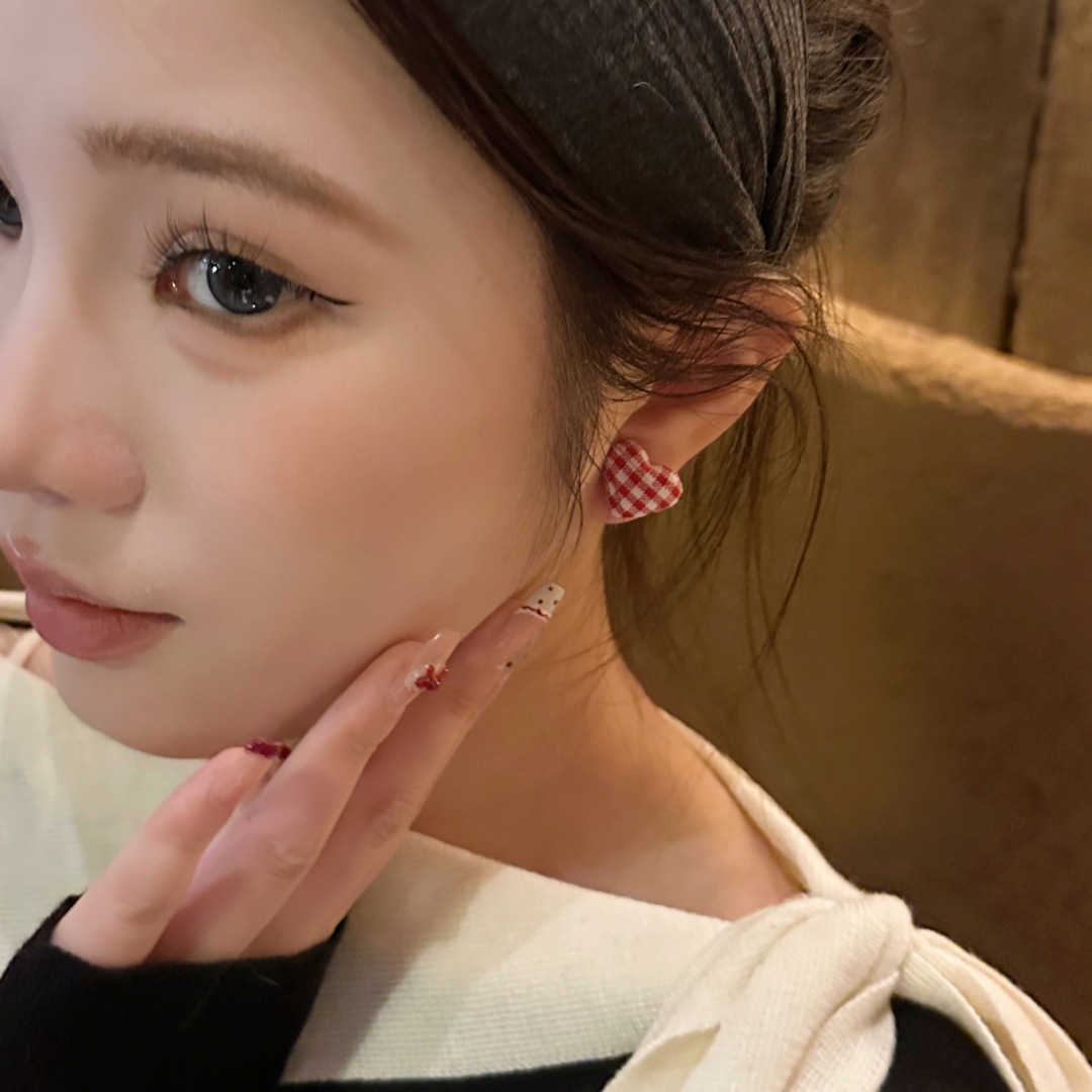The new autumn and winter Ankela red checkered heart-shaped fabric earrings, with two pairs of earrings in front and back, exude a light luxury and high-end feel. The stud earrings are perfect for women Application Scenario