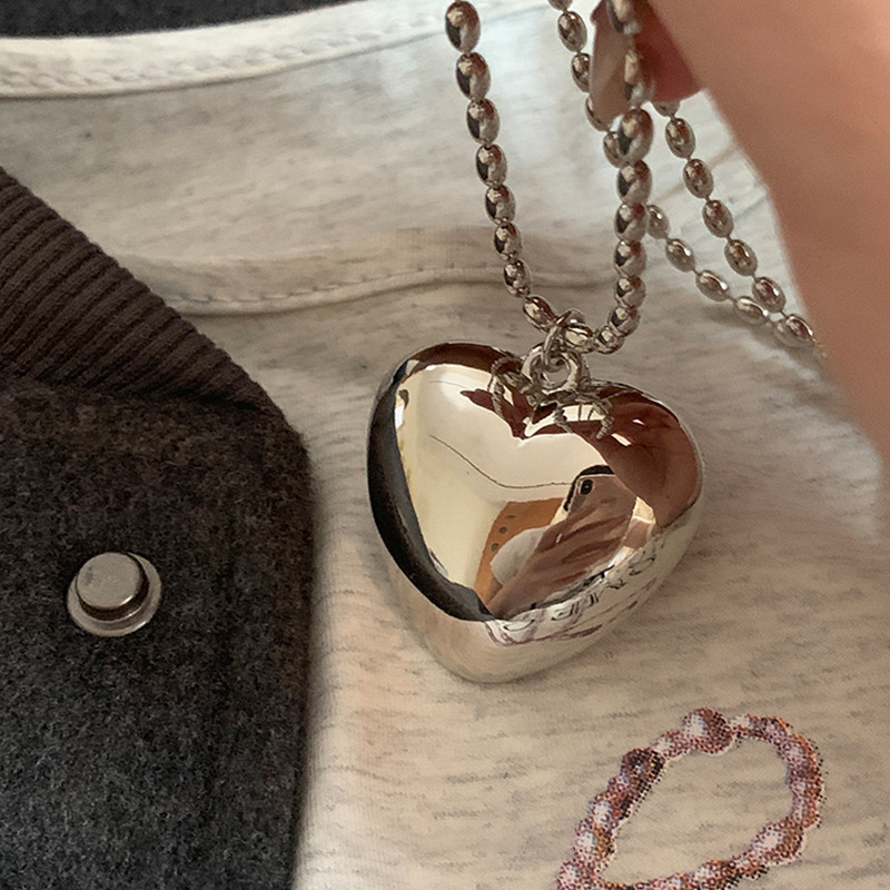 Korean niche exaggerated large heart metal long necklace, women's light luxury simple and versatile neckchain collarbone chain Specification drawing
