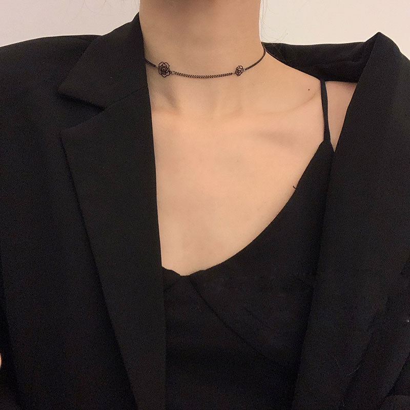 Black rose necklace for women, a niche retro and versatile collarbone chain, an ins simple and elegant necklace full figure