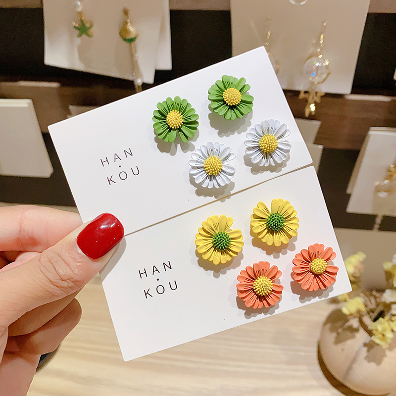 Chrysanthemum stud earrings, Korean style, small Daisy earrings for women, simple Hyuna, small and individual, 2025 new internet-famous earrings full figure