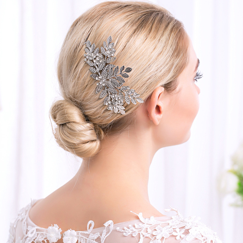 Special clearance sale of bride accessories, high-end foreign trade surplus goods, headwear and hair accessories, wholesale accessories in Yiwu, night market and street stall sources Application Scenario