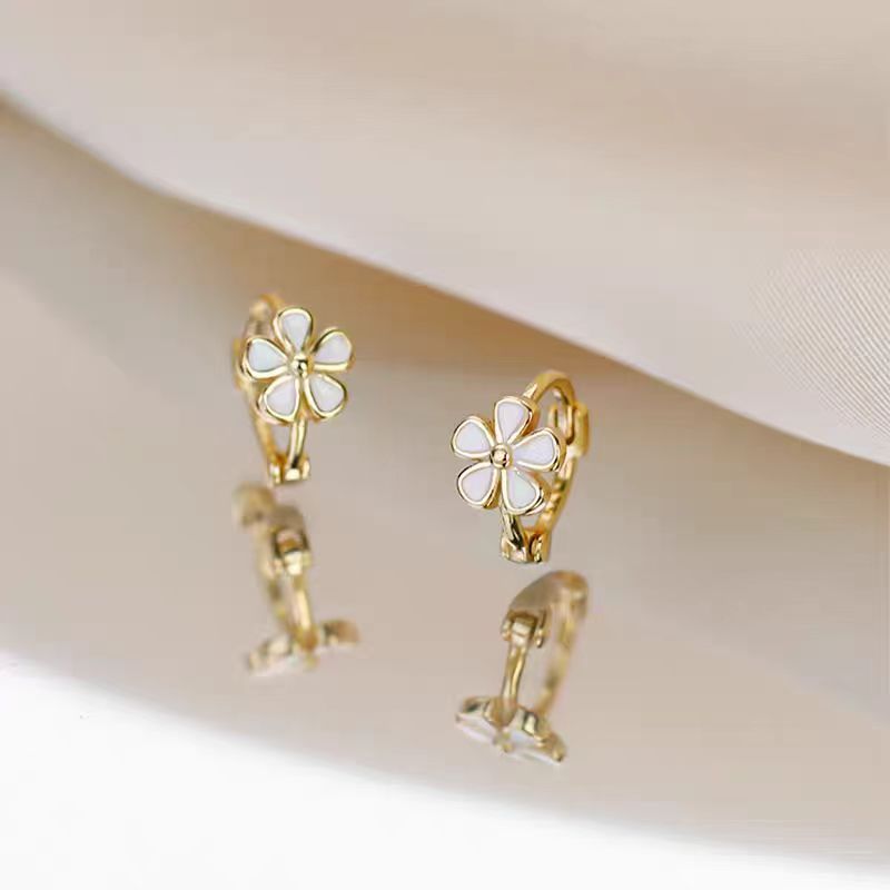 Ear Stud Women's Summer Daisy earrings 2025 New style ear buckle trendy, simple and elegant, versatile commuting ins earrings Application Scenario