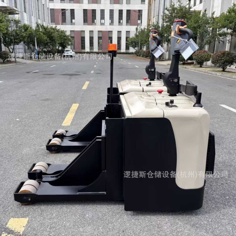 The 8-ton load-bearing tractor, a storage equipment for warehouse handling, is equipped with a lifting battery trailer and a ride-on tractor head Item Picture