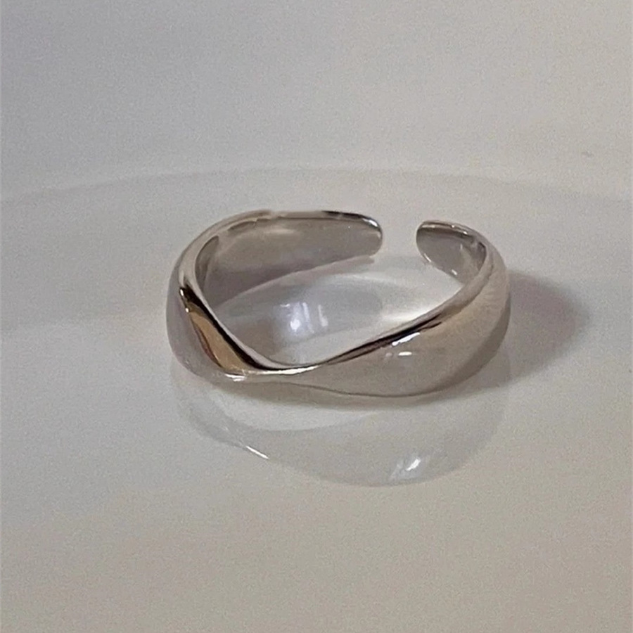 s925 sterling silver Mobius plain ring, minimalist and cold style for women, niche design, high-end open ring trend Application Scenario