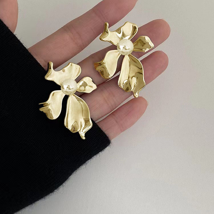 Exaggerated large flower earrings from Europe and America, a niche design for women. 2025 new retro stud earrings, silver and elegant, light luxury earrings Specification drawing
