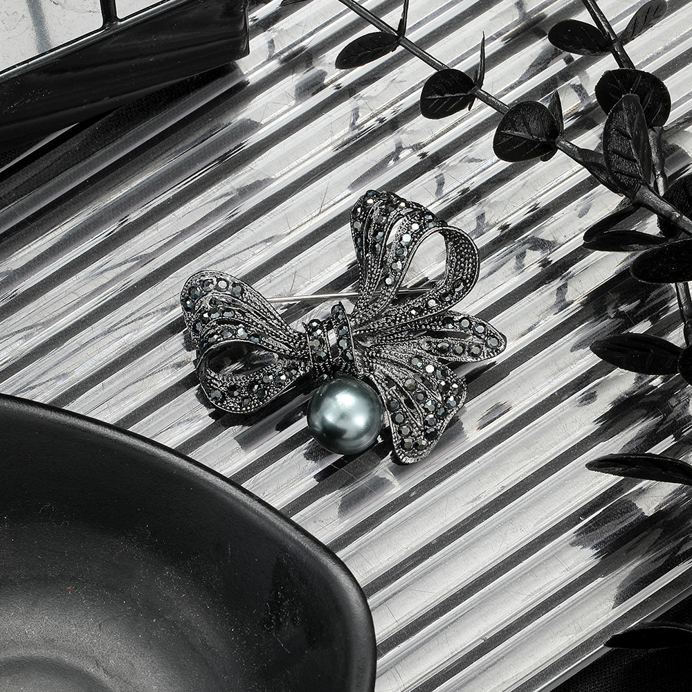 Korean-style black diamond-encrusted bow pearl brooch for women, creative design sense, fashionable suit jacket cardigan pin Specification drawing