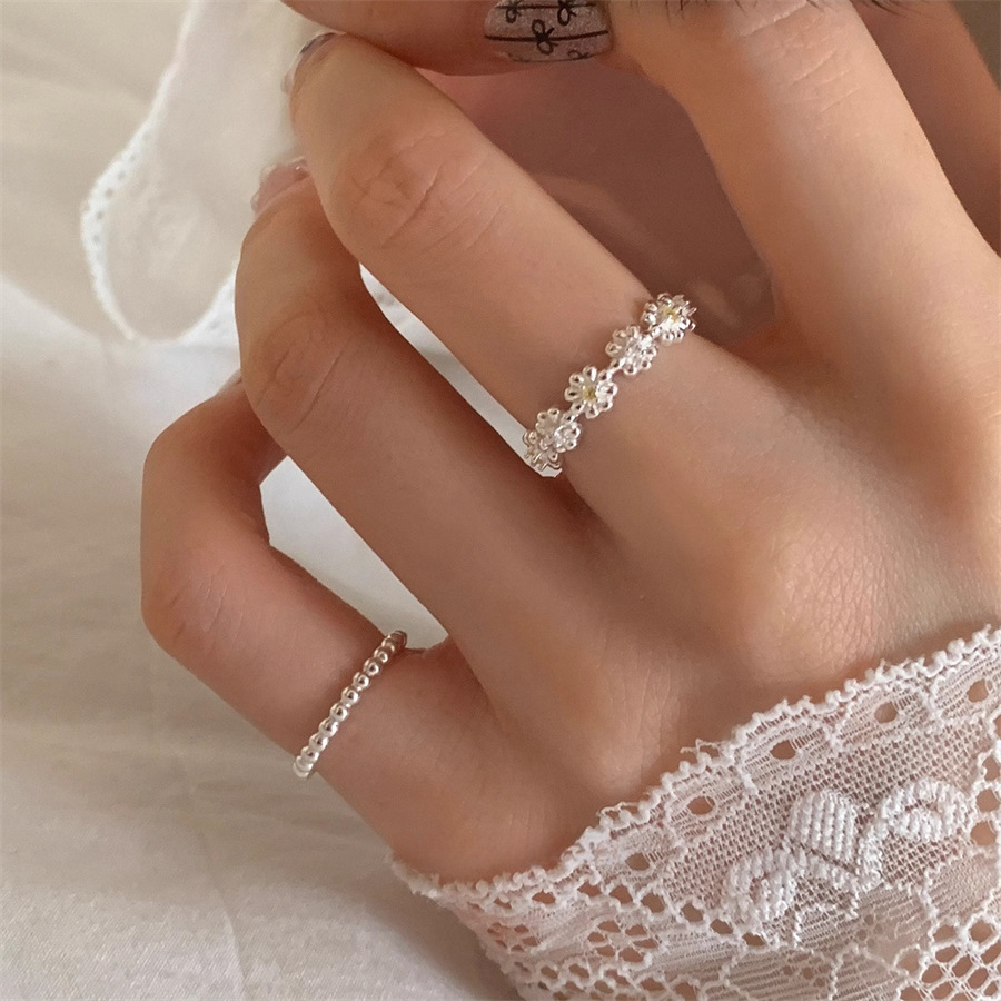 Korean light luxury flower-shaped zircon ring, a niche design for women, simple index finger ring, gentle and elegant, high-end ring trend full figure