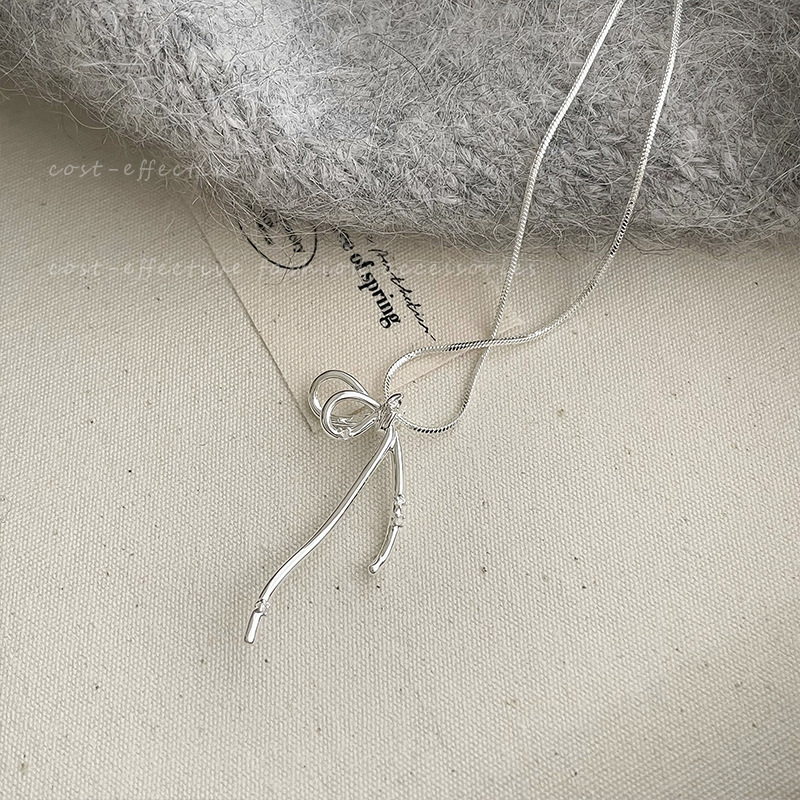 Minimalist bow necklace for women, 2024 new style, simple lines, niche fashion, versatile collarbone chain wholesale Application Scenario