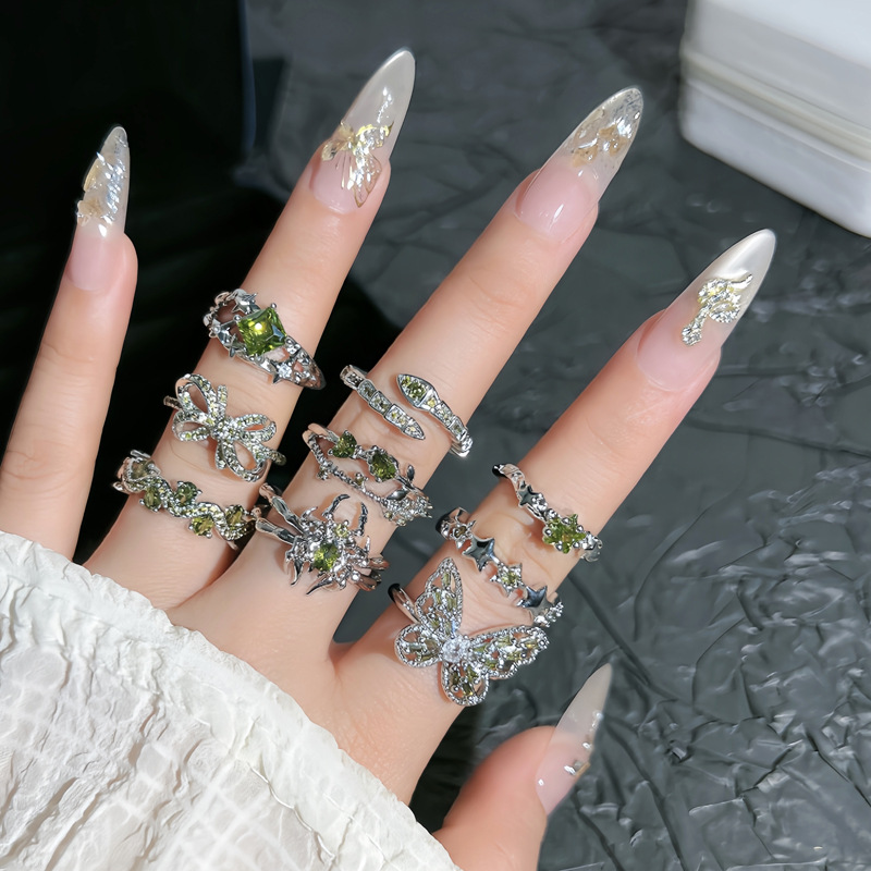 A new minimalist olive green diamond bow ring for women with a geometric irregular star-shaped design, exuding a sense of light luxury and sophistication details Picture