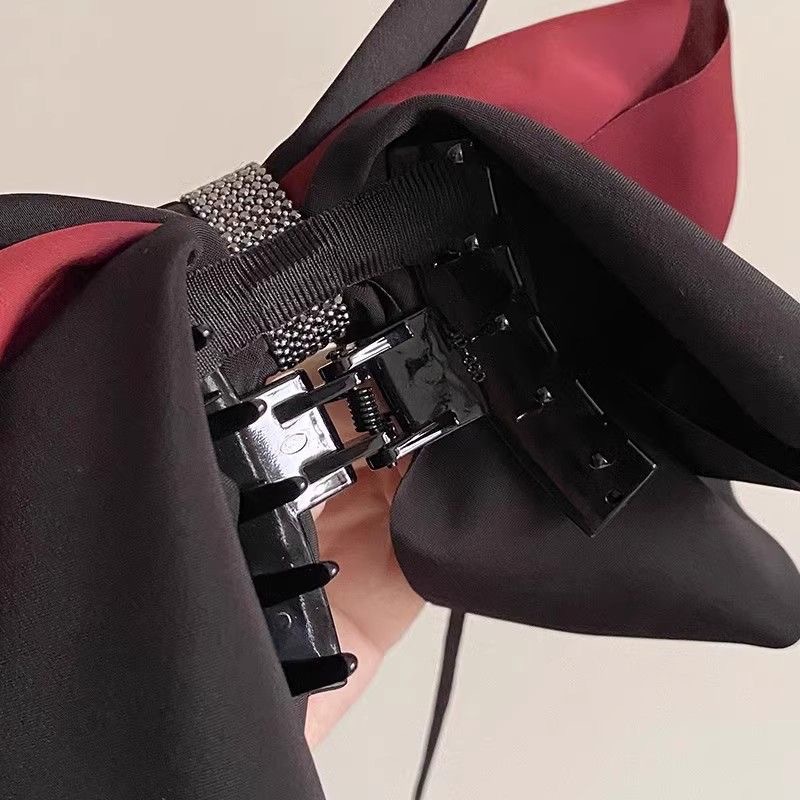 The new high-end color-blocking bow top clip is the same as the popular high ponytail grab clip and the elegant shark hair clip at the back of the head Application Scenario
