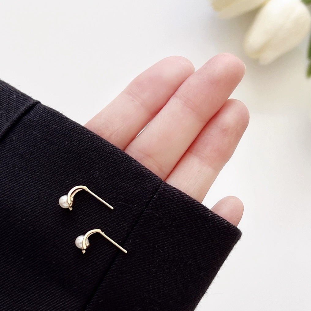 The 2025 new small-sized teardrop pearl stud earrings for women on Instagram are versatile and stylish, exuding a sense of sophistication and elegance Specification drawing