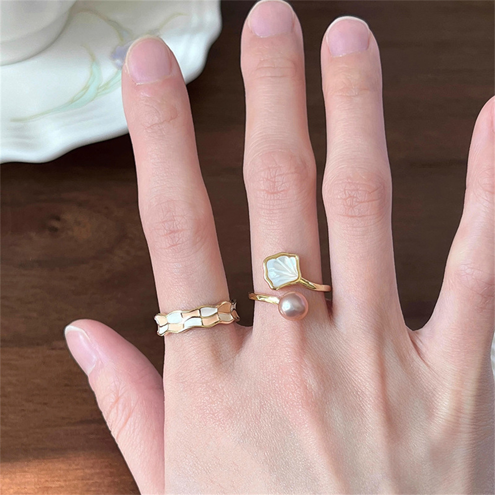 Enamel pearl ring, a niche design for women with a high-end feel, adjustable mother-of-pearl ring, a new trendy index finger ring Application Scenario