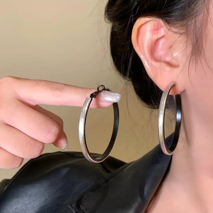 The same leather earrings and ear loops as Yu Shuxin's, retro large circle ear buckles for women, 2025 new style high-end earrings and ear studs Specification drawing