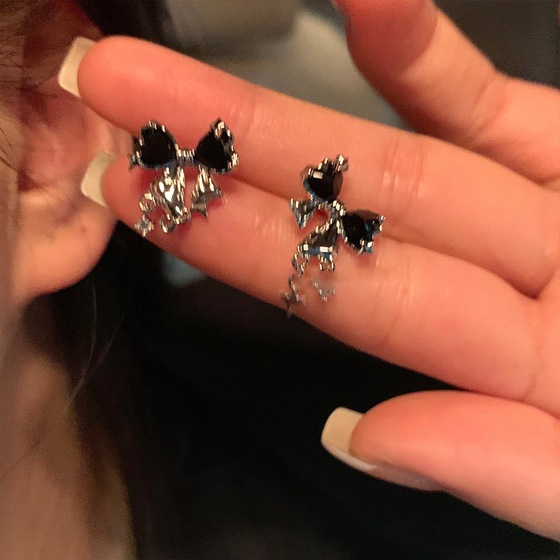 925 Silver needle dark and fashionable bow earrings, women's Instagram niche high-end feel, simple and versatile stud earrings Application Scenario