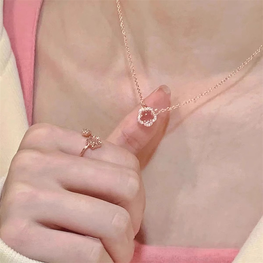 Romantic Zircon cherry blossom necklace for women, new light luxury peach blossom pendant collarbone chain, niche high-end feel, versatile necklace trend full figure
