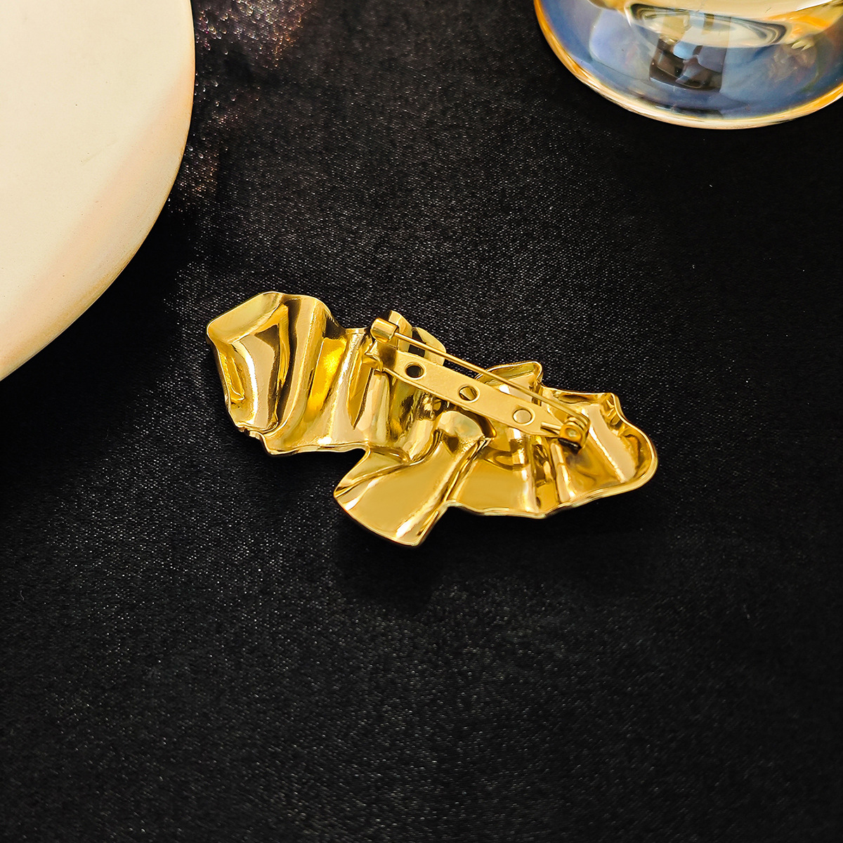 European and American creative little angel pleated brooch, light luxury and high-end, simple smooth metal style fashionable clothing pin Application Scenario