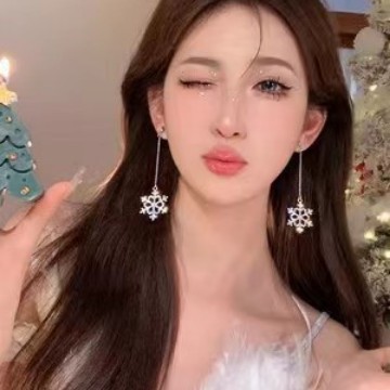 The stunning and elegant full-diamond large snowflake earrings exude a light luxury and high-end feel. They are popular earrings with a niche design, exquisite and unique Specification drawing