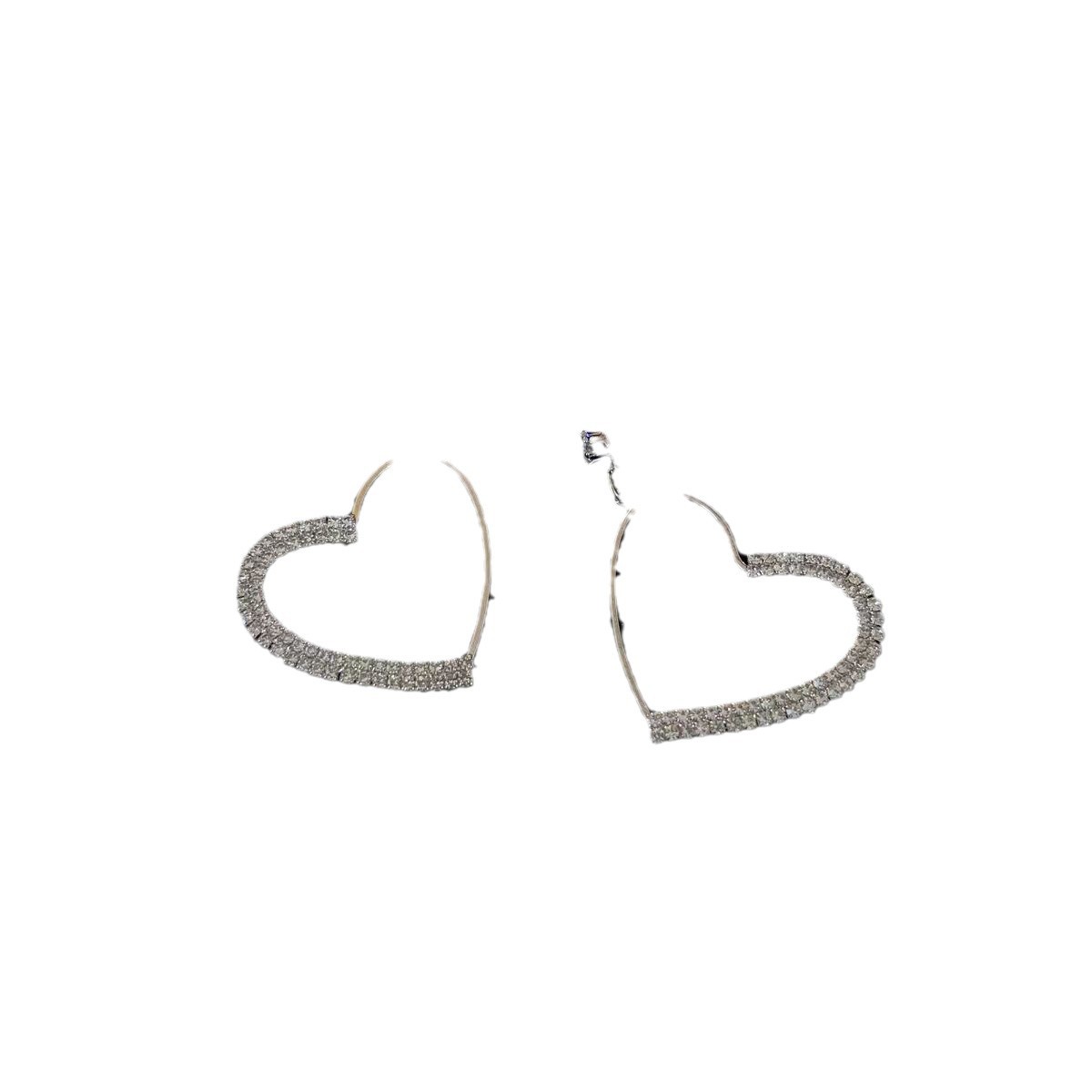 A pounding heart ~ Sparkling Diamond hollowed-out heart earrings 2025, fashionable, sweet, elegant and high-end, niche stud earrings Item Picture