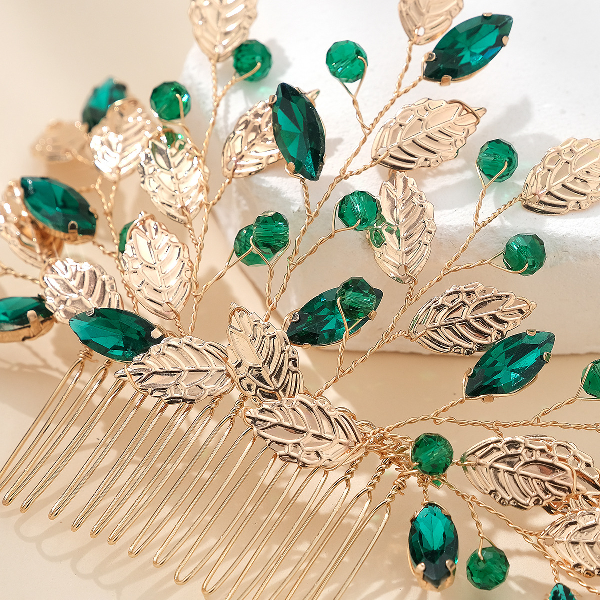 European and American wedding accessories, handcrafted green crystal hair combs, super fairy-like retro ball hair accessories, golden leaf bride's updo hair combs Application Scenario