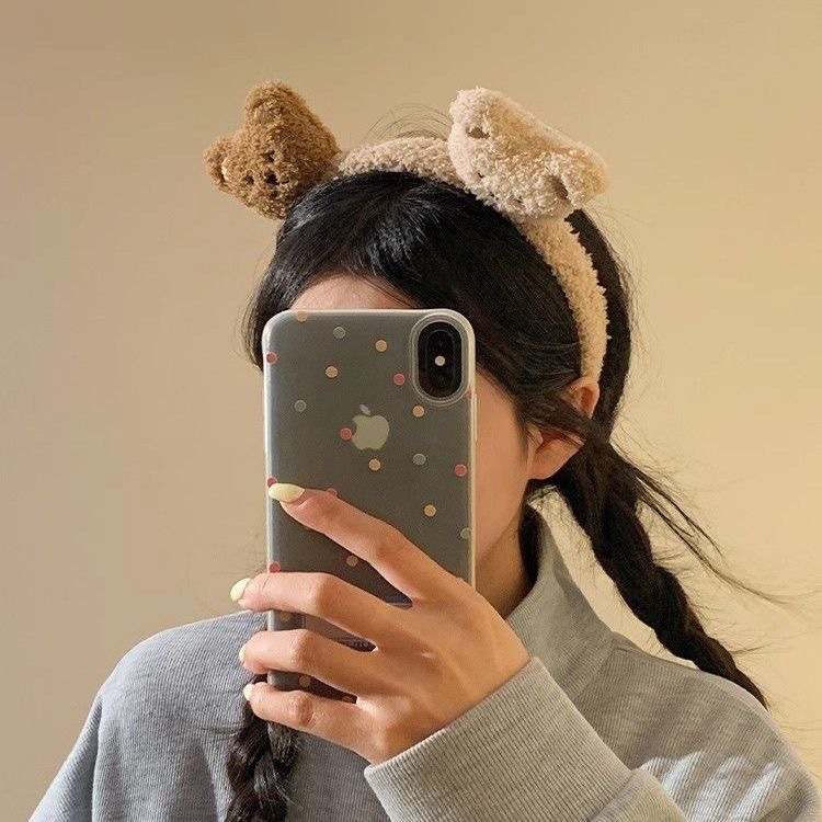 A cute coffee-colored bear plush hairband for girls. Wash your face and apply a mask. Bangs fix and press your hair. Cartoon headband, hairpin and hair accessory details Picture