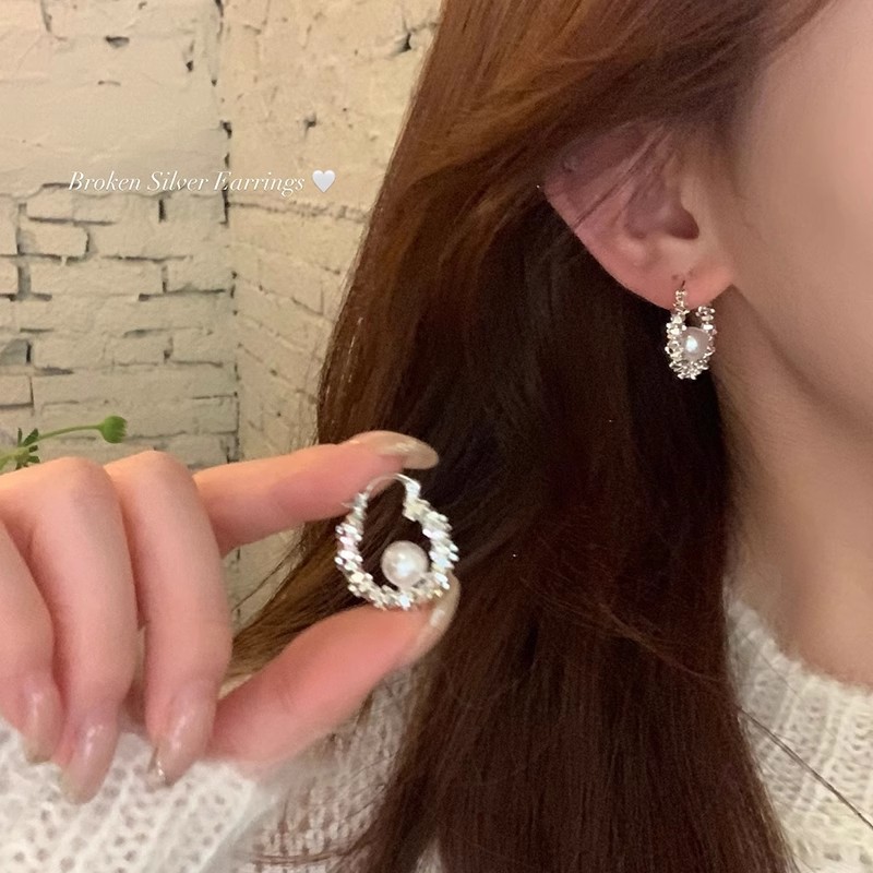 Korean-style sparkling silver pearl ring ear earrings 2025 new bestseller, high-end stud earrings with unique personality details Picture