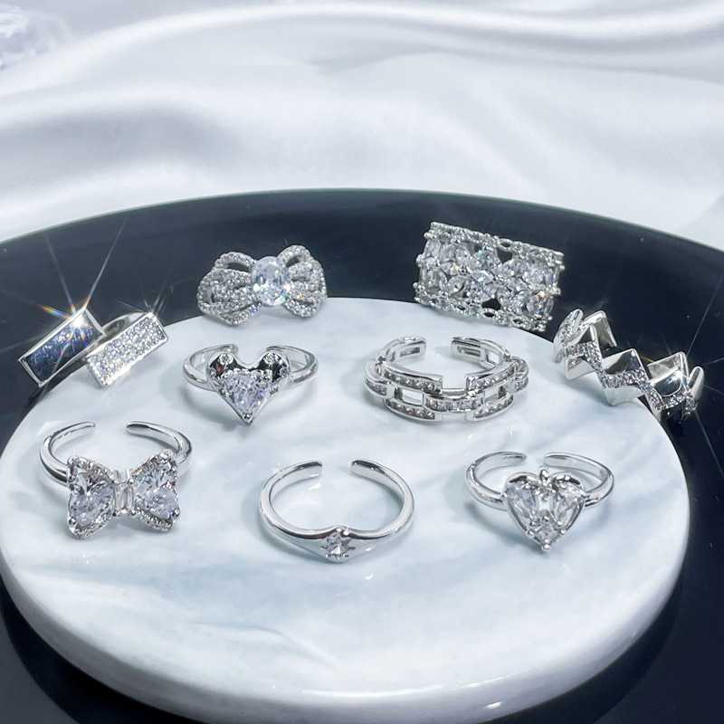 A light luxury and high-end full-diamond open-top ring for women on Instagram, with a cold and elegant style, fashionable and versatile index finger ring, as an autumn and winter accessory full figure