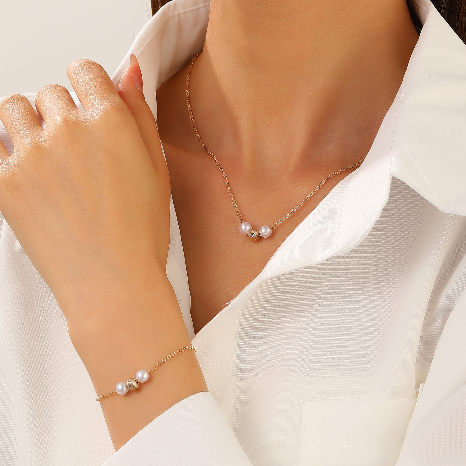 European and American ins fashion, simple and versatile pearl string bracelet necklace two-piece set, high-end and elegant jewelry set for women details Picture