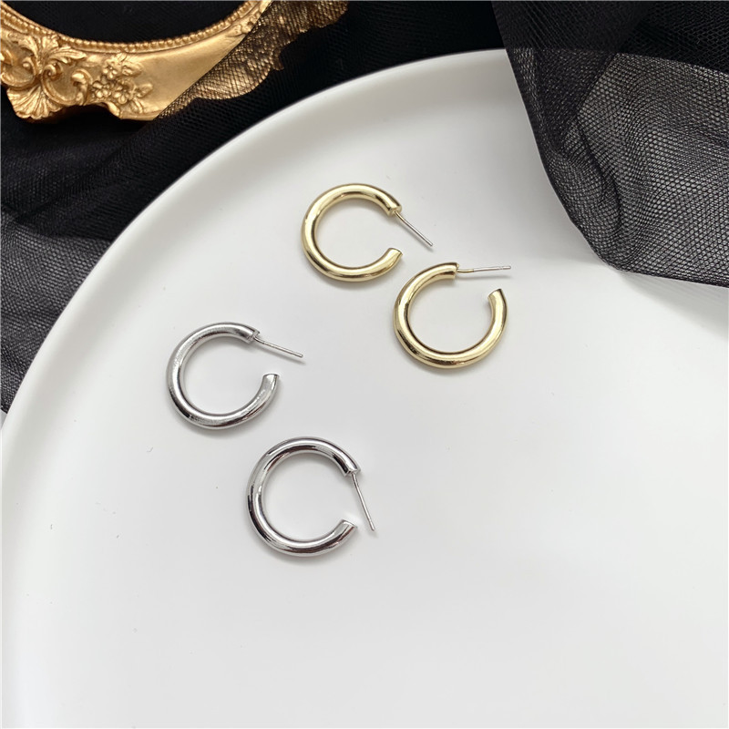 Retro style cold circle earrings, 2025 new trendy and exquisite commuter stud earrings, high-end and light luxury earrings Specification drawing