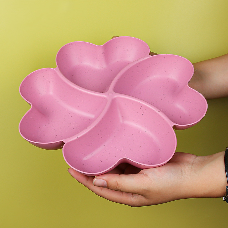 Plastic heart-shaped fruit platter, living room household fruit platter, creative snack plate, compartmentalized candy inventory, heart platter wholesale Application Scenario
