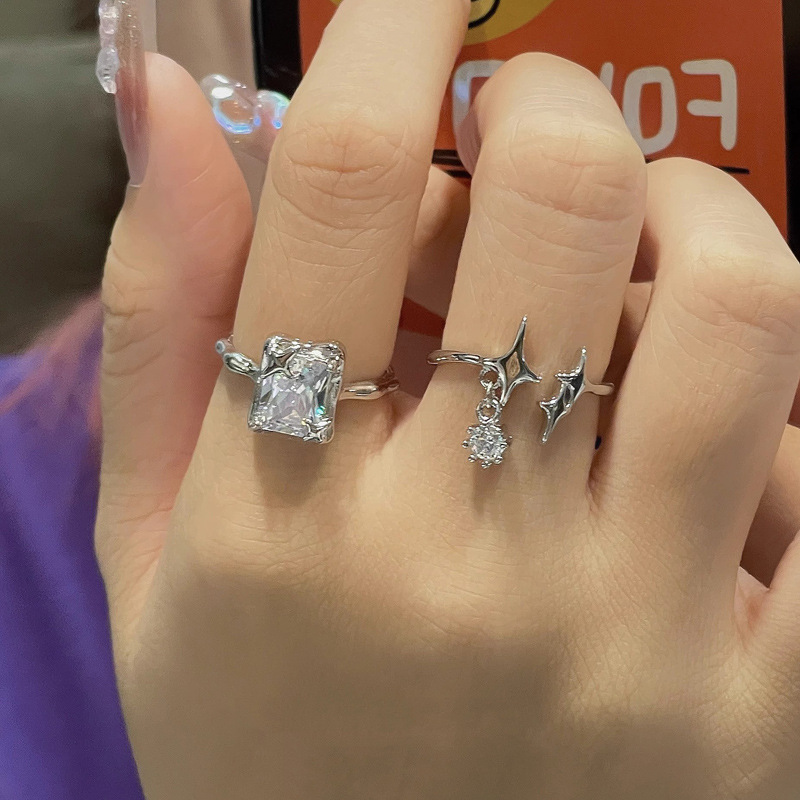 This is a niche design of a square sugar zircon star-tipped open ring with a cold tassel style. It is a versatile ring that exudes a sense of luxury and sophistication when worn in layers full figure