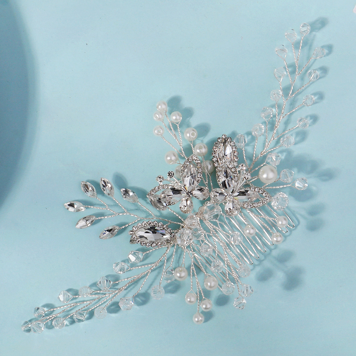 European and American bridal accessories, crystal butterfly hair comb, high-end wedding headwear, handcrafted rhinestone and pearl hair bun comb details Picture
