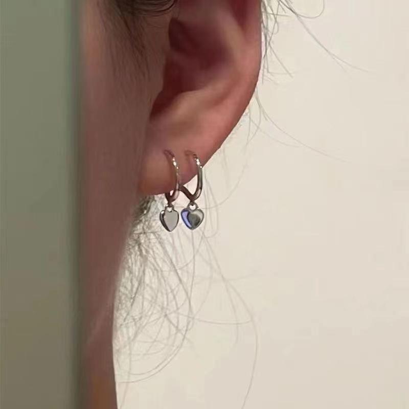 Niche ins trendy double-layer heart-shaped stud earrings for women, versatile and fashionable design earrings, sweet and cool cold style earrings details Picture