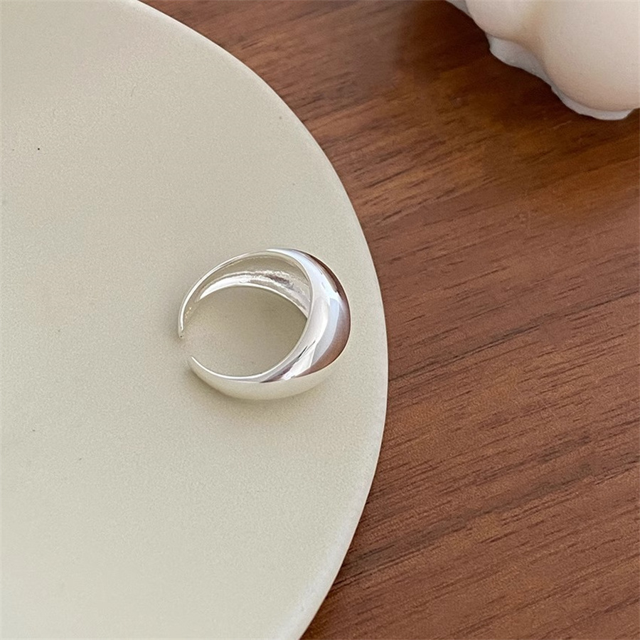 S925 sterling silver, a niche, chubby, smooth ring for women, a simple and elegant index finger ring with an oval wide opening Application Scenario