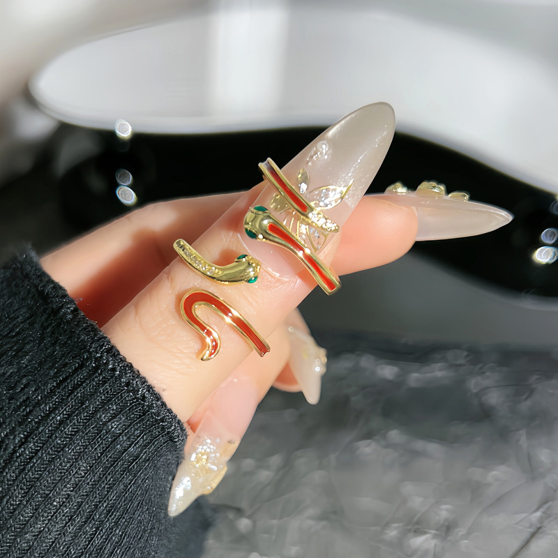 A simple red glazed snake-shaped, versatile and unique best friend ring. A fashionable and niche design for women, with a sweet, cool and high-end feel details Picture