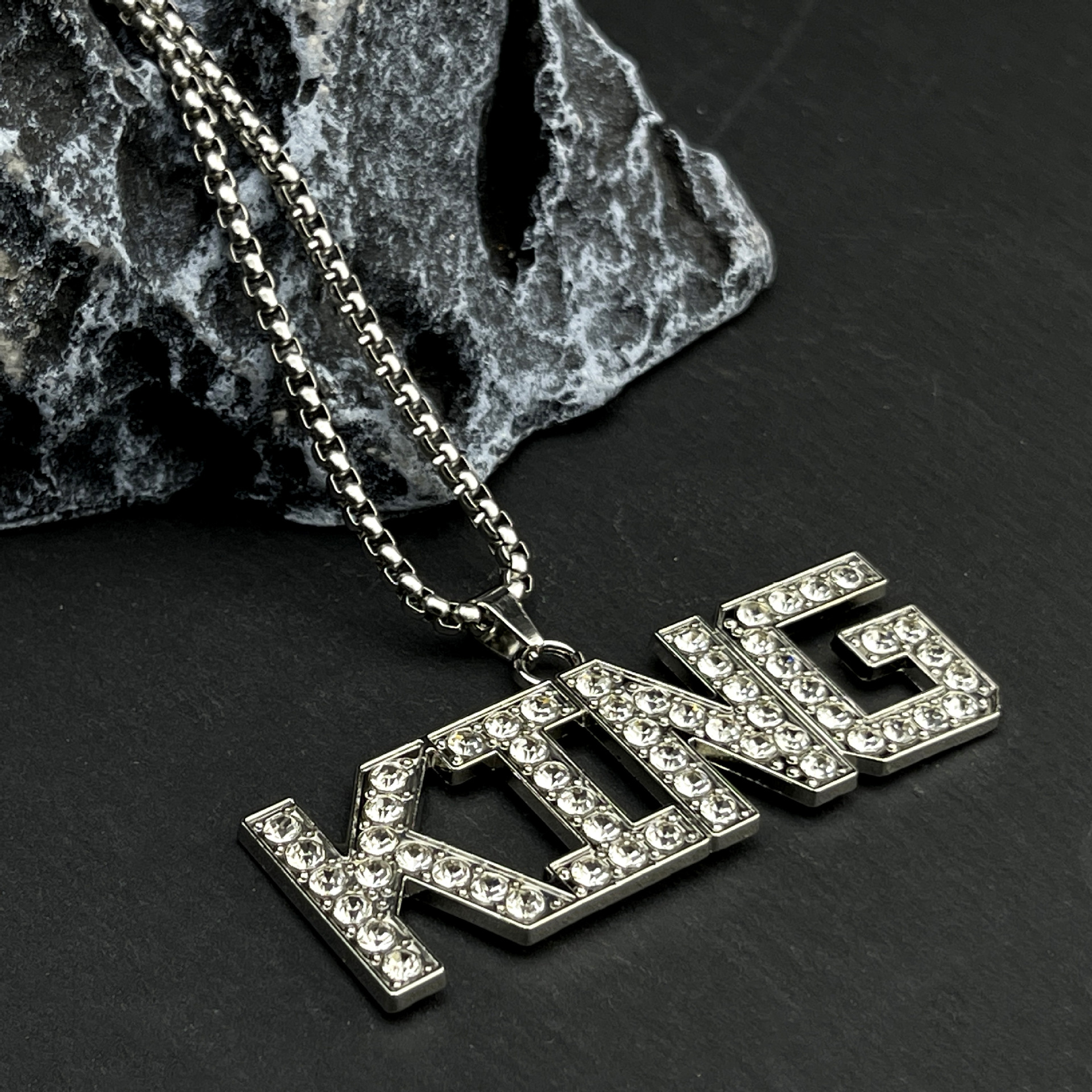 Wholesale of 2024 new European and American hip-hop letter pendants, fashionable and trendy men's and women's KING letter necklaces and sweater chains full figure