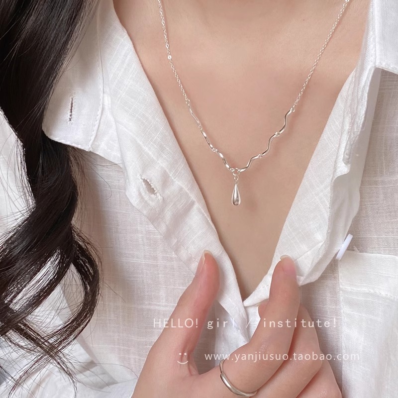 Minimalist water ripple necklace with a cold and feminine style, water drop, versatile, fashionable and high-end look, collarbone chain with a niche design sense full figure